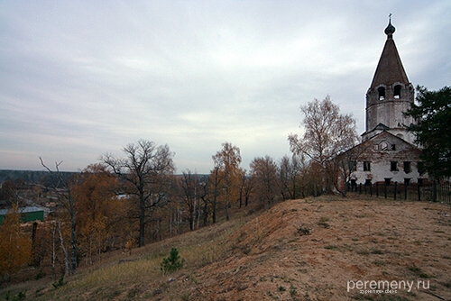 Флорищева пустынь стоит на горе над рекой Лух